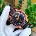 Đồng Hồ Omega X Swatch Bioceramic Moonswatch Mission On Earth Lava SO33O100